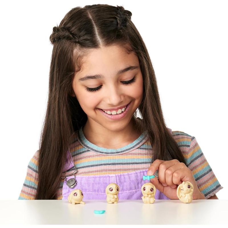 Little Live Pets - Mama Surprise Minis. Feed and Nurture a Lil' Bunny inside Their Hutch so She Can Be a Mama. She Has 2, 3, or 4 Babies with Surprise Accessories to Dress up the Babies Little Live Pets